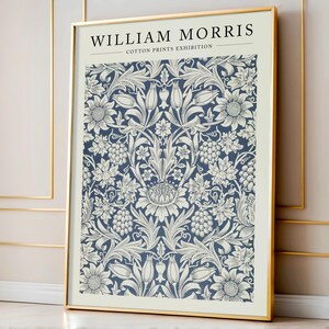 Puede incluir: Una impresi&oacute;n enmarcada de un patr&oacute;n floral azul y blanco con el texto "WILLIAM MORRIS - COTTON PRINTS EXHIBITION" en la parte superior.