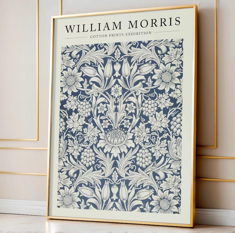 Puede incluir: Una impresi&oacute;n enmarcada de un patr&oacute;n floral azul y blanco con el texto "WILLIAM MORRIS - COTTON PRINTS EXHIBITION" en la parte superior.