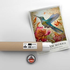 Pu&ograve; includere: Una stampa colorata di un colibr&igrave; in volo, circondato da fiori e foglie stilizzati. La stampa &egrave; intitolata "The Avian Collection" ed &egrave; di AM Morris, un designer britannico.