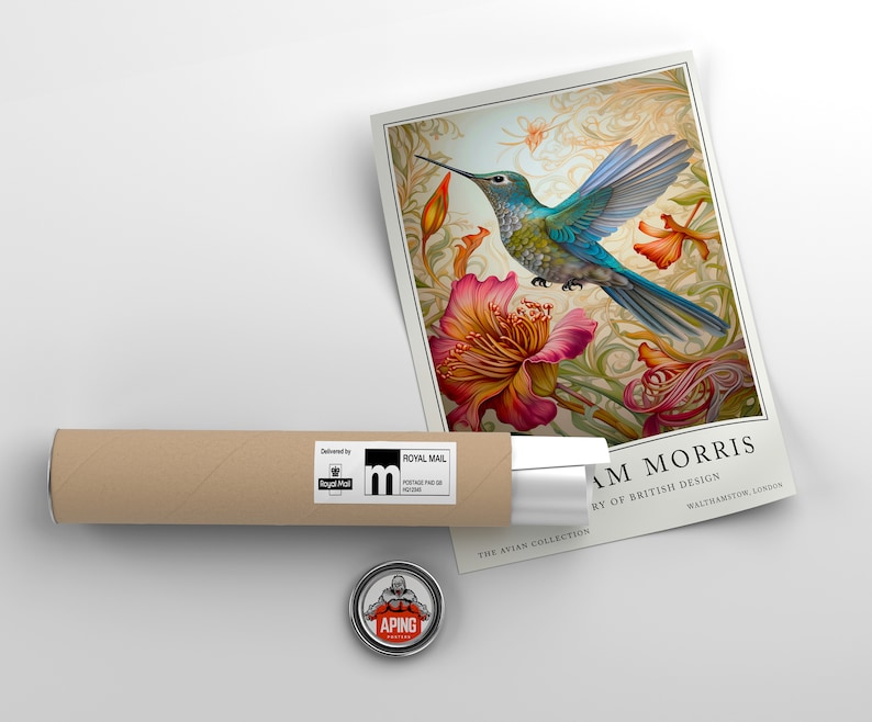 Pu&ograve; includere: Una stampa colorata di un colibr&igrave; in volo, circondato da fiori e foglie stilizzati. La stampa &egrave; intitolata "The Avian Collection" ed &egrave; di AM Morris, un designer britannico.