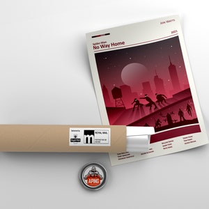 Op de afbeelding: Een minimalistische filmposter in rood en zwart voor de film "Spider-Man: No Way Home". De poster toont een stadsbeeld met silhouetten van Spider-Man en andere personages op een dak. De titel van de film staat in witte tekst bovenaan de poster. De naam van de regisseur, Jon Watts, en het jaar 2021 staan in witte tekst rechtsboven op de poster.
