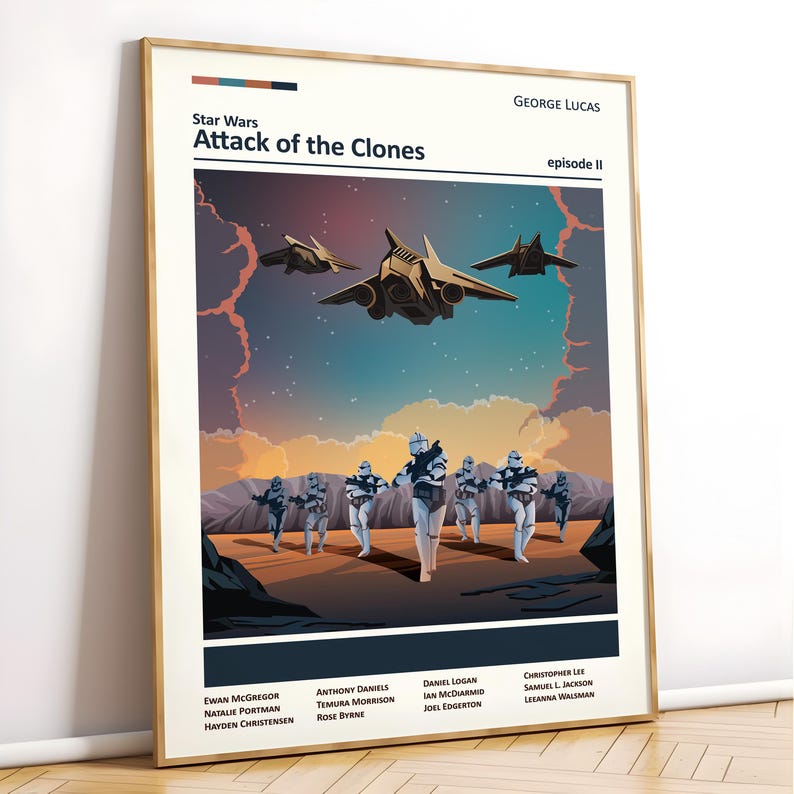 Może przedstawiać: Plakat filmowy Star Wars: Episode II - Atak klon&oacute;w przedstawiający zach&oacute;d słońca z klonami maszerującymi przez pustynny krajobraz. Na plakacie widoczne są r&oacute;wnież trzy myśliwce gwiezdne lecące w formacji na tle zachmurzonego nieba. Tekst "Star Wars: Episode II - Atak klon&oacute;w" i "Episode II" znajduje się na g&oacute;rze plakatu.