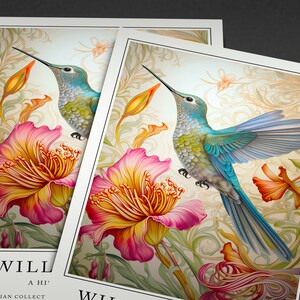 Pu&ograve; includere: Un colibr&igrave; vibrante con piume blu e verdi volteggia vicino a un fiore rosa e giallo con dettagli intricati. Lo sfondo presenta un delicato motivo floreale in tonalit&agrave; crema e oro. Il testo "WILL A HI' THE AVIAN COLLECT" &egrave; stampato nella parte inferiore dell'immagine.