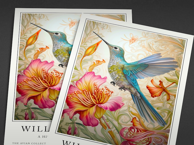 Pu&ograve; includere: Un colibr&igrave; vibrante con piume blu e verdi volteggia vicino a un fiore rosa e giallo con dettagli intricati. Lo sfondo presenta un delicato motivo floreale in tonalit&agrave; crema e oro. Il testo "WILL A HI' THE AVIAN COLLECT" &egrave; stampato nella parte inferiore dell'immagine.