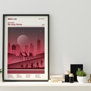 Op de afbeelding: Een minimalistische filmposter voor Spider-Man: No Way Home, met een rood en zwart kleurenschema. De poster toont een nachtelijke stadsgezicht met drie Spider-Man-figuren in silhouet op een dak. De titel "Spider-Man: No Way Home" wordt bovenaan de poster in witte tekst weergegeven.