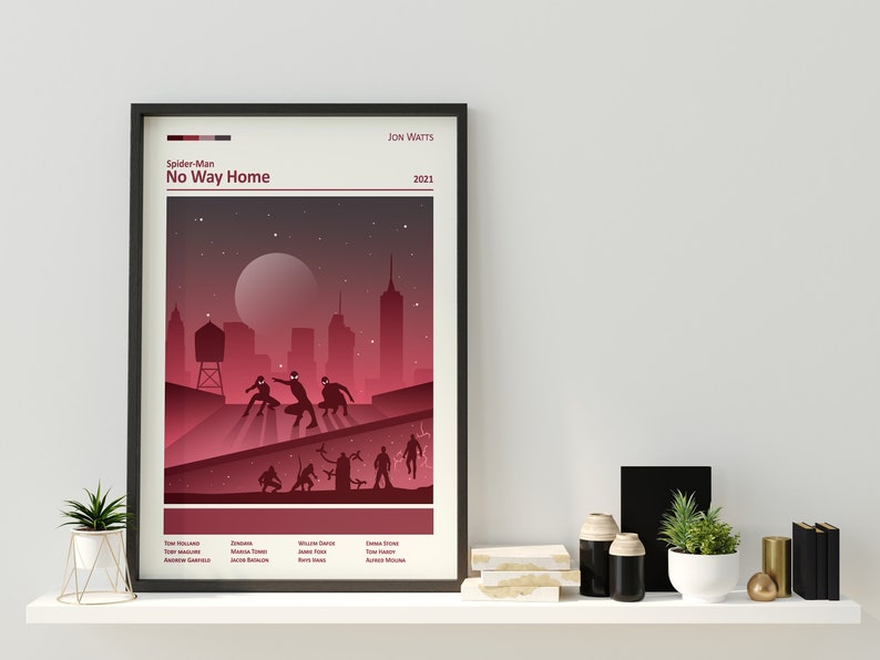 Op de afbeelding: Een minimalistische filmposter voor Spider-Man: No Way Home, met een rood en zwart kleurenschema. De poster toont een nachtelijke stadsgezicht met drie Spider-Man-figuren in silhouet op een dak. De titel "Spider-Man: No Way Home" wordt bovenaan de poster in witte tekst weergegeven.