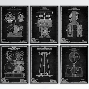 Può includere: Set di sei stampe di brevetti vintage in bianco e nero che presentano le invenzioni di Nikola Tesla. Le stampe includono disegni e testo che descrivono le invenzioni, come "Controller di circuito elettrico", "Generatore elettrico" e "Motore elettromagnetico".