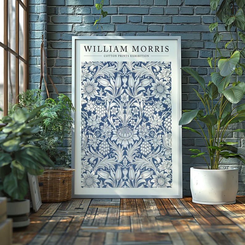 Puede incluir: Una impresi&oacute;n enmarcada de un patr&oacute;n floral azul y blanco con el texto "William Morris Cotton Prints Exhibition".