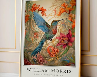 Op de afbeelding: Een vintage poster met een kleurrijke kolibrie in vlucht, omringd door gestileerde bloemen. De poster heeft de titel "William Morris: Een geschiedenis van Brits design" en bevat de tekst "The Avian Collection" en "Walthamstow, London".