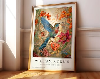 Op de afbeelding: Een poster met een kleurrijke kolibrie in vlucht, omringd door bloemen. De poster heeft de titel "William Morris: Een geschiedenis van Brits design" en bevat de tekst "The Avian Collection" en "Walthamstow, London".