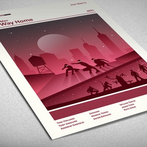 Op de afbeelding: Een minimalistische poster voor de film Spider-Man: No Way Home, met een rood en zwart kleurenschema. De poster toont een stadsbeeld met drie Spider-Man-figuren in silhouet, samen met andere personages uit de film. De titel "Spider-Man: No Way Home" staat bovenaan de poster, samen met de naam van de regisseur, Jon Watts, en het jaar 2021.