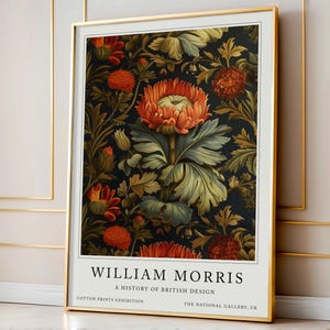 Może przedstawiać: Winietyczny plakat z kwiatowym wzorem autorstwa Williama Morrisa. Plakat nosi tytuł "A History of British Design" i zawiera tekst "Cotton Prints Exhibition" oraz "The National Gallery, UK".
