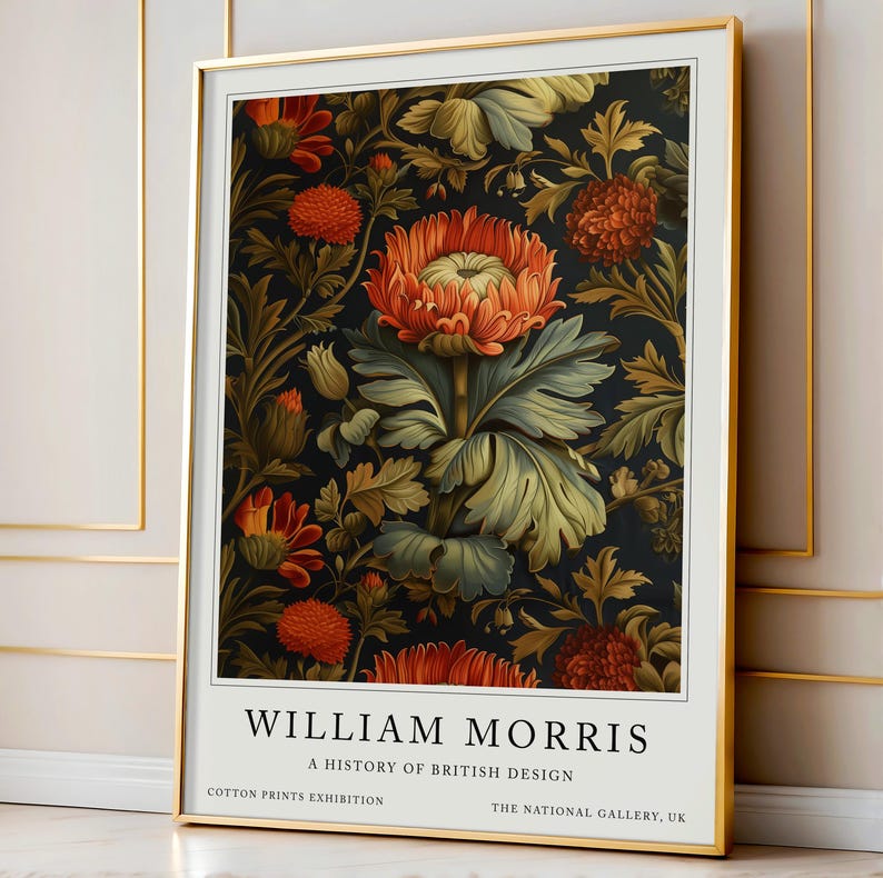 Może przedstawiać: Winietyczny plakat z kwiatowym wzorem autorstwa Williama Morrisa. Plakat nosi tytuł "A History of British Design" i zawiera tekst "Cotton Prints Exhibition" oraz "The National Gallery, UK".