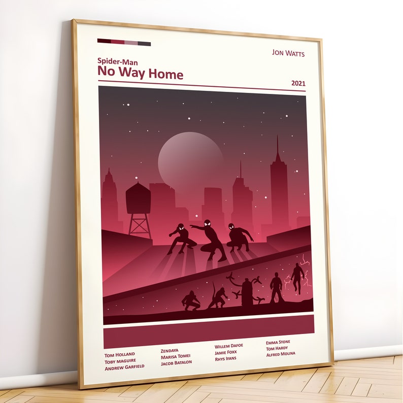 Op de afbeelding: Een rode en zwarte poster met een silhouet van drie Spider-Man-personages op een dak tegen een stadsbeeld. De titel "Spider-Man No Way Home" staat bovenaan de poster, met daaronder de naam van de regisseur "Jon Watts" en het jaar "2021". De cast omvat Tom Holland, Zendaya, Willem Dafoe, Jamie Foxx, Emma Stone, Tom Hardy, Marisa Tomei, Jacob Batalon, Rhys Ifans en Alfred Molina.