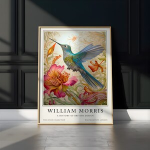 Pu&ograve; includere: Un poster vintage con un colibr&igrave; colorato in volo, circondato da fiori e foglie stilizzati. Il poster &egrave; intitolato "William Morris: Una storia del design britannico" e include il testo "The Avian Collection" e "Walthamstow, London".