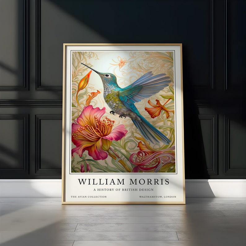 Pu&ograve; includere: Un poster vintage con un colibr&igrave; colorato in volo, circondato da fiori e foglie stilizzati. Il poster &egrave; intitolato "William Morris: Una storia del design britannico" e include il testo "The Avian Collection" e "Walthamstow, London".