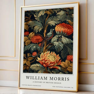 Może przedstawiać: Winietyczny plakat z motywem kwiatowym i ptakiem w centrum. Plakat nosi tytuł "William Morris" i zawiera tekst "A History of British Design" oraz "Cotton Prints Exhibition".