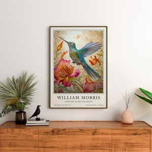 Pu&ograve; includere: Un poster con un colibr&igrave; colorato in volo, circondato da fiori e foglie stilizzati. Il poster &egrave; intitolato "William Morris: Una storia del design britannico" e include il testo "The Asian Collection, Walthamstow, London".