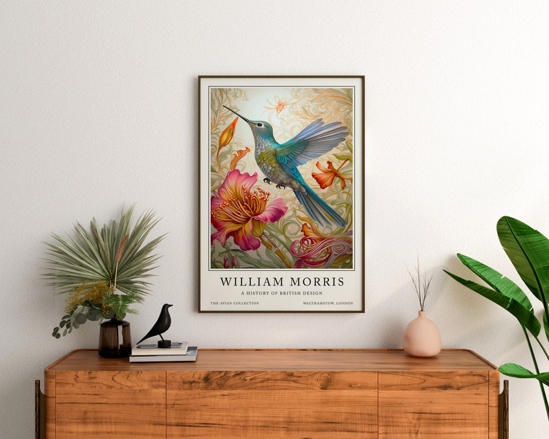 Pu&ograve; includere: Un poster con un colibr&igrave; colorato in volo, circondato da fiori e foglie stilizzati. Il poster &egrave; intitolato "William Morris: Una storia del design britannico" e include il testo "The Asian Collection, Walthamstow, London".