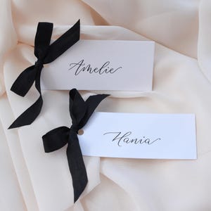 Marque-place pour mariage avec ruban, nom de lieu écrit à la main, napperon avec noeud, carte de visite, marque de lieu avec ruban noir, nom de lieu avec noeud noir