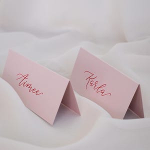 Carte de visite pour mariage, Nom de lieu écrit à la main, Couvert de calligraphie, Carte de visite pliée rose poudré, Décoration de dîner, Plaque nominative d'invité