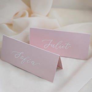 Marque-place pour mariage, Nom de lieu écrit à la main, Couvert de calligraphie, Carte de visite pliée rose poudré, Décoration de dîner, Plaque nominative d'invité rose