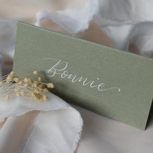 Carte de lieu pour mariage, calligraphie manuscrite du nom de lieu, plaque nominative pour l'invité au mariage, service de table pour mariage vert sauge, service de table vert sauge