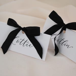 Marque-place pour mariage avec ruban, nom de lieu écrit à la main, napperon avec noeud, carte de visite, marque de lieu avec ruban noir, nom de lieu avec noeud noir