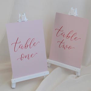 Numéros de table de mariage, Noms de table manuscrits, Mariage rouge et rose poudré, Cartes avec numéros de table, Panneaux de table de mariage, Plan de la table de mariage