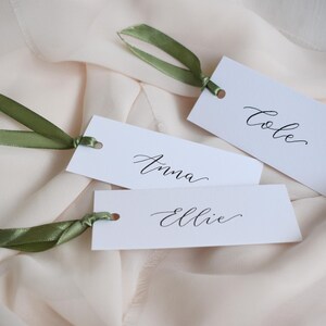 Marque-place pour mariage avec ruban, calligraphie manuscrite du nom de lieu, plaque nominative pour l'invité au mariage, couvert de mariage vert sauge, service de table