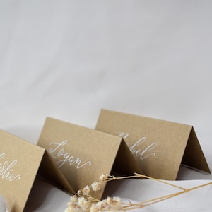 Marque-place pour mariage, Calligraphie manuscrite du nom de lieu, Plaque nominative pour l'invité au mariage, Couvert de table pour mariage écologique, Cadre de table de mariage rustique