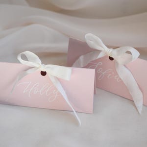 Nom de lieu écrit à la main avec ruban pour mariage