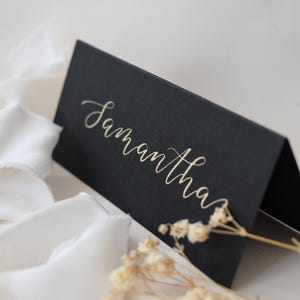Marque-place pour mariage, Nom de lieu écrit à la main, Couverts de calligraphie, Carte de visite pliée, Noir et or, Décoration de dîner, Plaque nominative pour invité