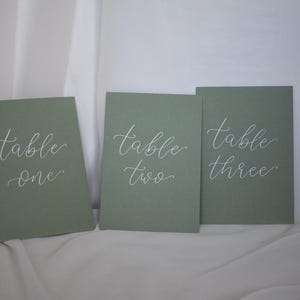 Numéros de table de mariage, Noms de table écrits à la main, Mariage vert sauge, Cartes de numéros de table, Panneaux de table de mariage, Plan de salle de mariage vert sauge