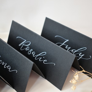Cartes de lieu pour mariage, noms de lieux manuscrits, couverts avec calligraphie, carte de visite pliée, plan de la salle, décoration de dîner de fête, plaque nominative d'invité