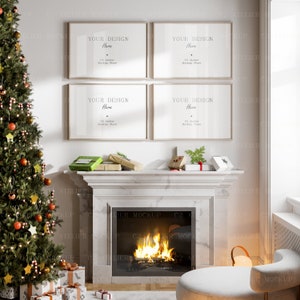 Könnte beinhalten: Vier gerahmte Mockups mit dem Text "YOUR DESIGN Here" über einem weißen Marmorkamin mit einem brennenden Feuer. Der Kamin ist mit Geschenken und Grünpflanzen dekoriert. Ein Weihnachtsbaum mit Lichtern und Ornamenten befindet sich auf der linken Seite des Bildes.
