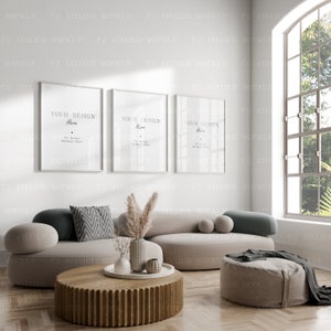 Mockup de moldura para sala de estar: arte impressa vertical (download digital)