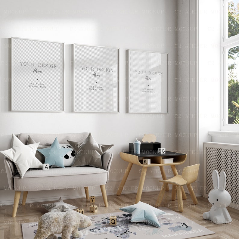 Peut inclure: Un canap&eacute; gris clair pour enfants avec trois coussins, un jouet de lapin blanc, un ensemble de table et de chaise en bois avec un plateau noir et un tapis gris et blanc avec des blocs d'alphabet dessus. La pi&egrave;ce a des murs blancs et une fen&ecirc;tre avec vue sur des arbres verts.