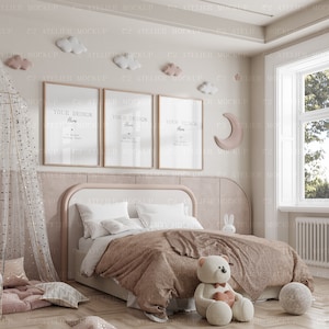 Może przedstawiać: Jasne brązowe łóżko z białą pościelą i pluszowym misiem siedzącym na podłodze. Łóżko ma zakrzywione wezgłowie i jasnobrązowe wezgłowie. Na ścianie za łóżkiem wiszą trzy oprawione obrazy. Obrazy mają napis "Your Design Here".