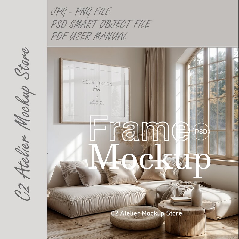 Peut inclure: Un canap&eacute; d'angle beige avec des coussins dans un salon. Une grande maquette de photo encadr&eacute;e est accroch&eacute;e au mur derri&egrave;re le canap&eacute;. Le cadre est vide et pr&ecirc;t pour votre design. La pi&egrave;ce a une grande fen&ecirc;tre avec vue sur des arbres et un sol en bois.