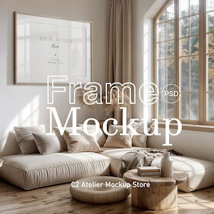 Peut inclure: Un canap&eacute; d'angle beige avec des coussins dans un salon. Un grand cadre photo est accroch&eacute; au mur au-dessus du canap&eacute;. Le cadre est vide et pr&ecirc;t pour votre design. Le texte "YOUR DESIGN Here C2 Atelier Mockup Store" est visible dans le cadre. La pi&egrave;ce a une grande fen&ecirc;tre avec vue sur les arbres &agrave; l'ext&eacute;rieur. Le sol est en bois.