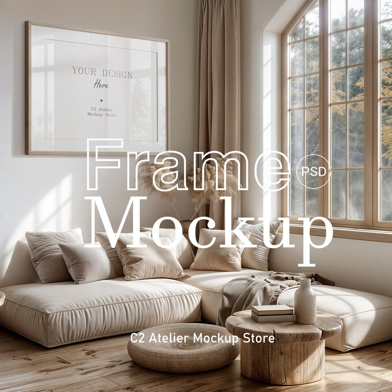 Peut inclure: Un canap&eacute; d'angle beige avec des coussins dans un salon. Un grand cadre photo est accroch&eacute; au mur au-dessus du canap&eacute;. Le cadre est vide et pr&ecirc;t pour votre design. Le texte "YOUR DESIGN Here C2 Atelier Mockup Store" est visible dans le cadre. La pi&egrave;ce a une grande fen&ecirc;tre avec vue sur les arbres &agrave; l'ext&eacute;rieur. Le sol est en bois.