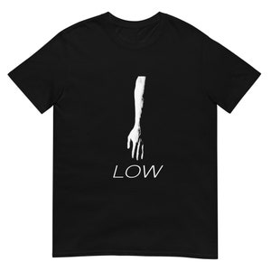 Könnte beinhalten: Schwarzes T-Shirt mit einer weißen Silhouette eines Arms und einer Hand, die nach oben reichen. Das Wort "LOW" ist in Weiß unter der Hand aufgedruckt.