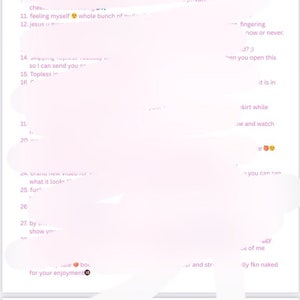 Pu&ograve; includere: Uno sfondo rosa con un elenco di messaggi, alcuni con emoji, che sono di natura suggestiva. Il testo include frasi come "feeling myself", "topless", "fingering", "skirt while", "rock hard", e "punished".