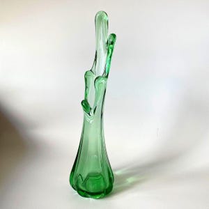 SWUNG VASE EMERALD Green Handblown Art Glass Mid-Century Vintage Collectible