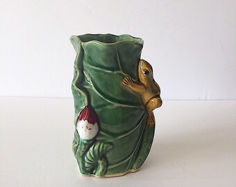 Primitive small ceramic vase with a little frog sitting on the lillypad and dark pink flower 3 1/2 x 3 1/2