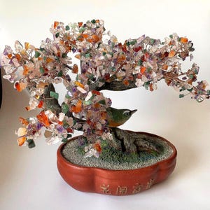 Stare drzewko bonsai z jadeitu i kamieni szlachetnych: duże, z ceramicznym ptakiem i terakotową doniczką
