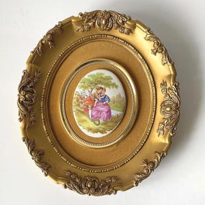 CAMEO en porcelaine dans un cadre décoratif Fragonard, scène romantique de style rococo vintage