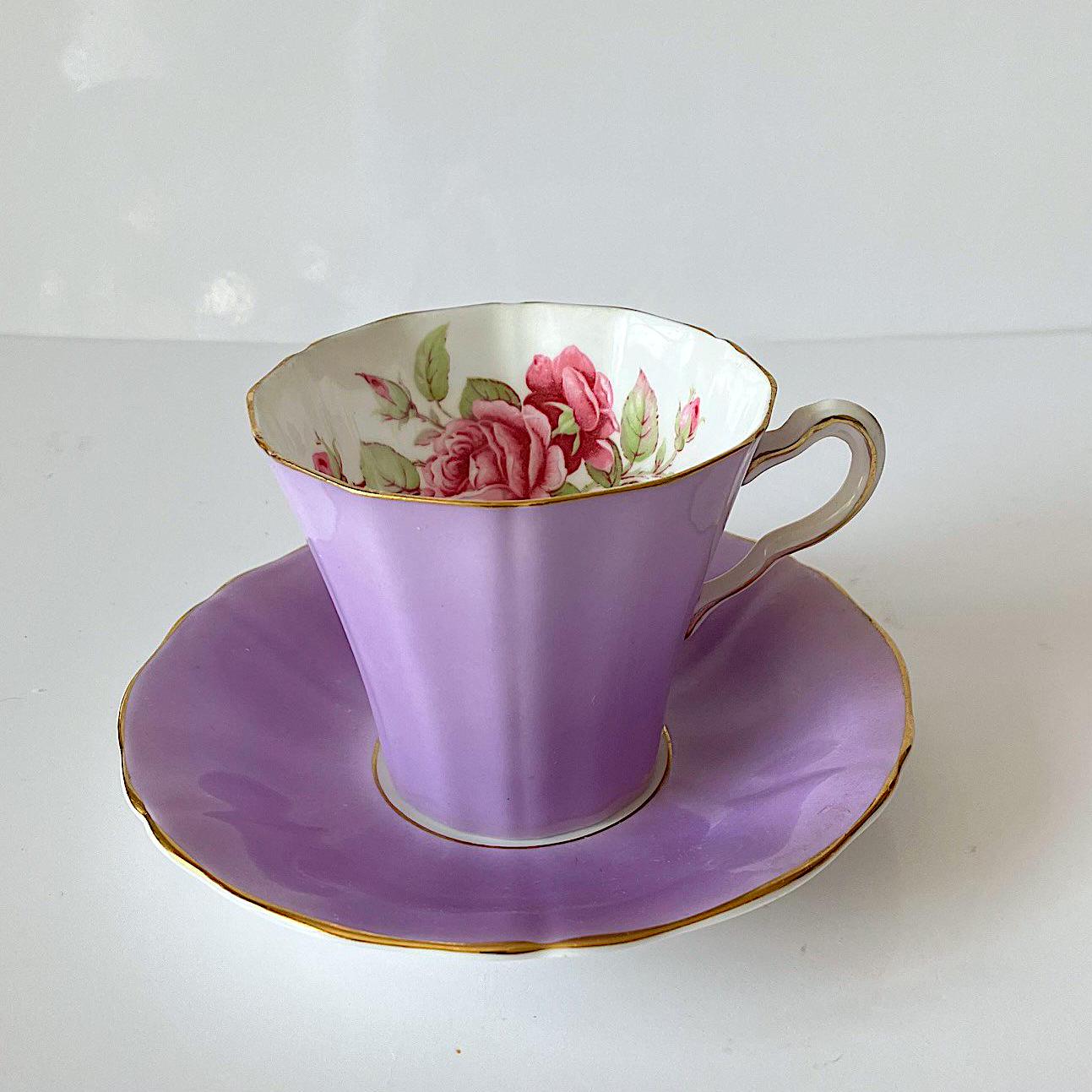 Taza de té y platillo de porcelana fina con diseño de rosa de col morada de ADDERLEY