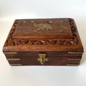Joyero vintage con incrustaciones de latón, elefante y flores 3D de madera